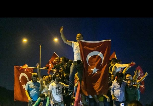 کودتای نظامی شبانه در ترکیه/آنکارا: فتح‌الله گولن عامل کودتا است/اردوغان: کودتاگران بهای سنگینی خواهند پرداخت/ 60 نفر کشته شدند