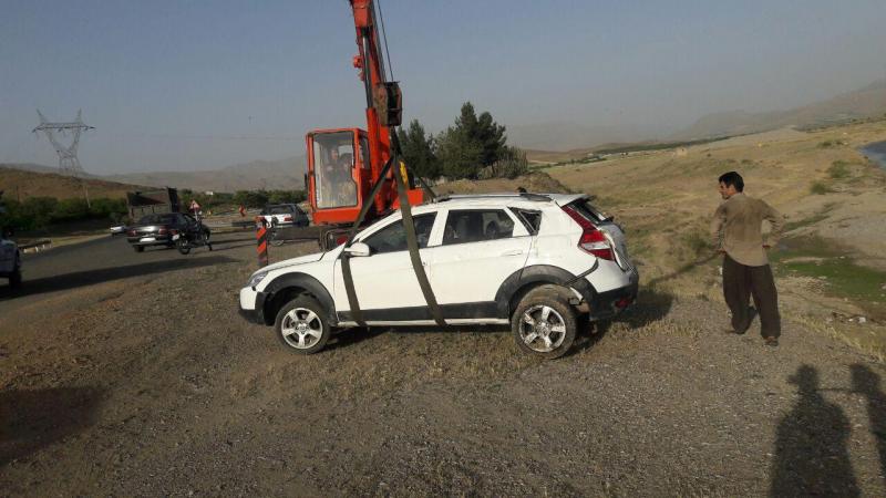 یک دستگاه خودرو سواری در 5 کیلومتری شهر صحنه واژگون شد + تصویر