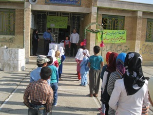  مراسم جشن شکوفه ها در مدارس منطقه دینور برگزار شد