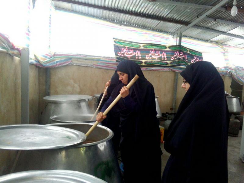  بانوان بسیجی حضور پررنگی در تامین غذا برای زائران اربعین حسینی دارند