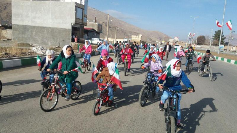 همایش دوچرخه سواری دانش آموزان دختر دینوری برگزار شد