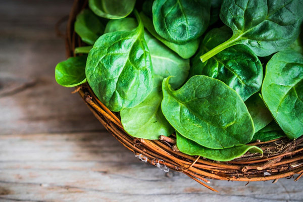 مصرف سبزیجات پربرگ سبز روند زوال شناختی را کاهش می دهد