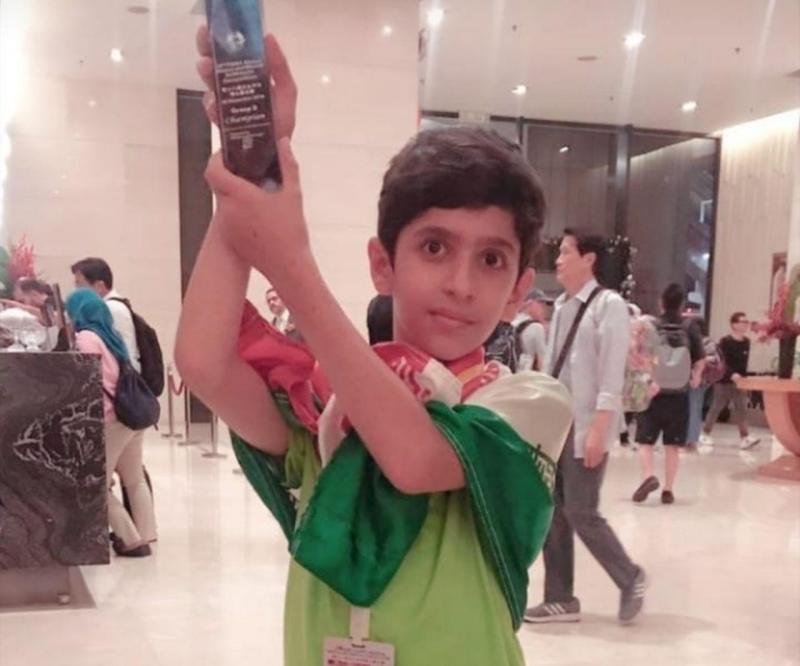 محمدرضا مرادی از صحنه قهرمان سطح B هیجدهمین مسابقات pama 2018  محاسبات ذهنی جهان شد