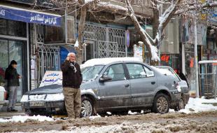 سرسره‌بازی خودروها در خیابان‌‌های کرمانشاه /پای لنگ خدمات شهری 