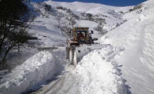  بازگشایی راه ۲۱۴ روستای گرفتار در برف 