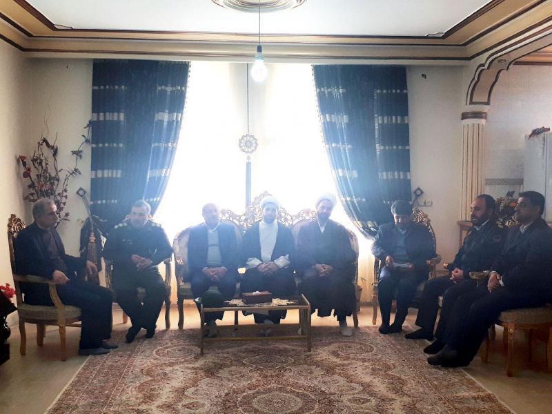 جمعی از مسئولین شهرستان صحنه با خانواده شهید اردشیر کماسی دیدار کردند