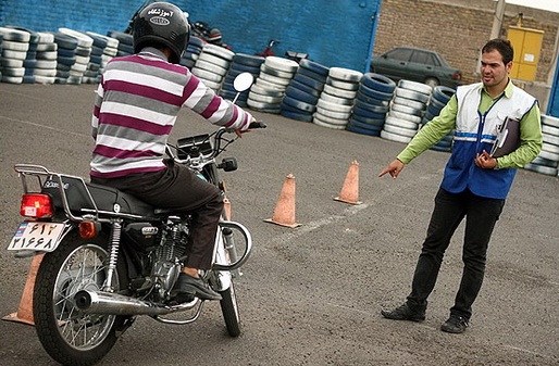  اعطای مجوز تاسیس آموزشگاه موتورسیکلت به متقاضیان در صحنه