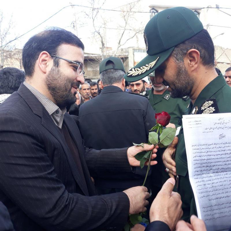 اهدای گل به پایوران سپاه شهرستان صحنه  توسط مردم