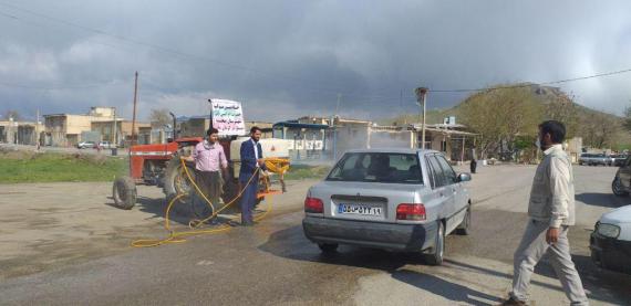 	ضد عفونی خودرو های عبوری صحنه توسط خادمین موکب حضرت ام البنین س 