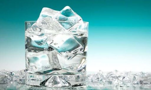  آسیب‌هایی که نوشیدن آب یخ به بدن شما می‌زند!