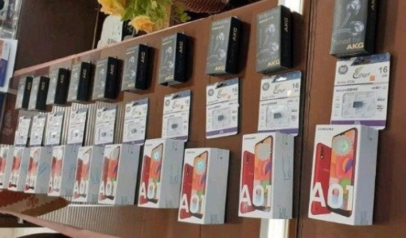  اهدای ۱۰ گوشی تلفن همراه توسط حامی هرسینی به دانش آموزان تحت حمایت