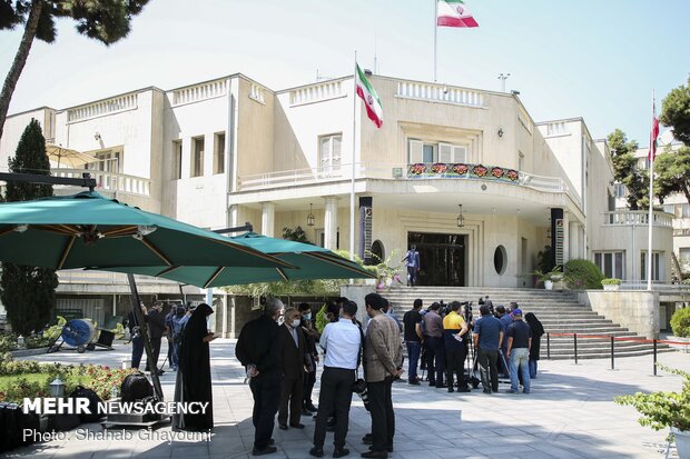 حیاط دولت، خالی از رسانه‌های منتقد/دفتر روحانی کرونا را بهانه کرد