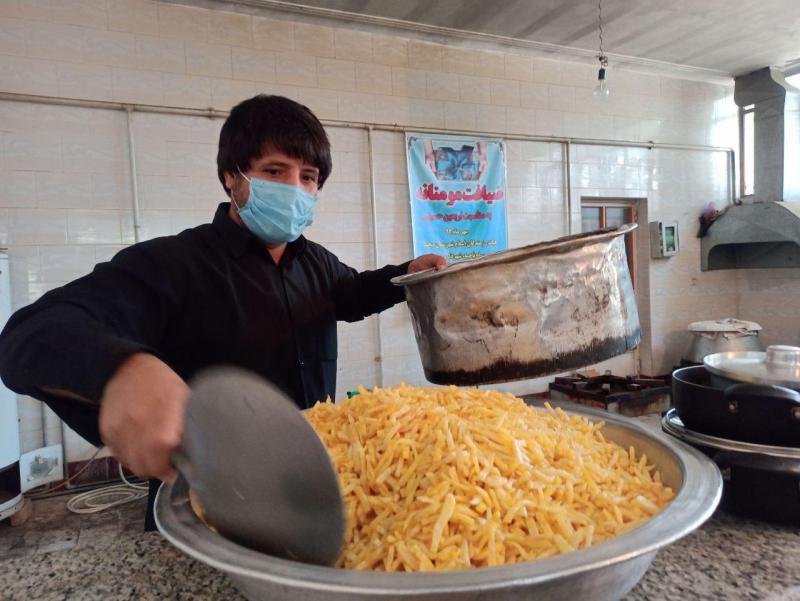 توزیع 700 پرس غذای گرم به همت سپاه ناحیه صحنه بین نیازمندان