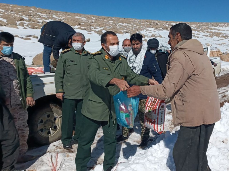 امداد رسانی سپاه صحنه به روستای محصور شده در برف