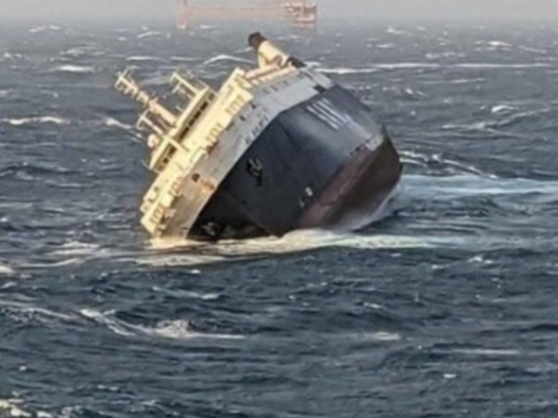 غرق شدن کشتی اماراتی حامل خودرو در آبهای عسلویه/ خدمه کشتی با جلیقه نجات روی آب