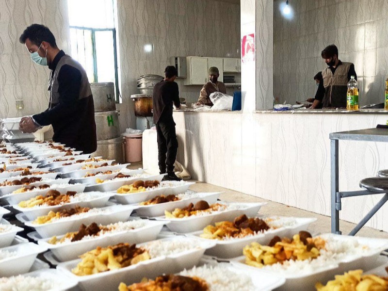 پخت و توزیع یک هزار پرس غذای گرم توسط گروه های جهادی بسیج سپاه شهرستان صحنه
