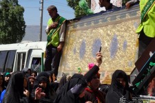 استقبال پرشور مردم نقاط مختلف شهر صحنه از درب ضریح حضرت ابوالفضل (ع)