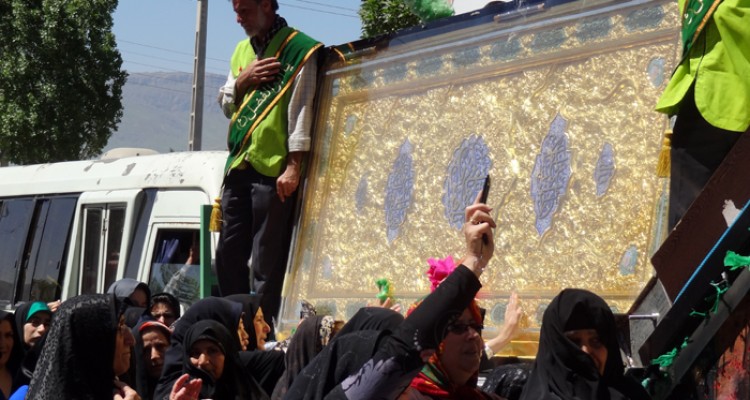 استقبال پرشور مردم نقاط مختلف شهر صحنه از درب ضریح حضرت ابوالفضل (ع)