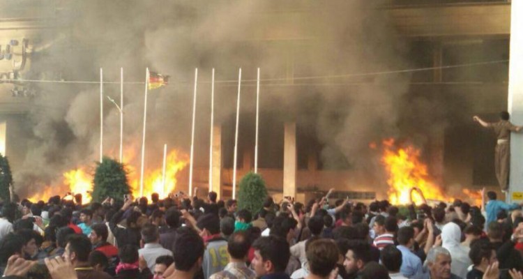 اعتراض مهابادی ها در پی مرگ مشکوک یک دختر+عکس 