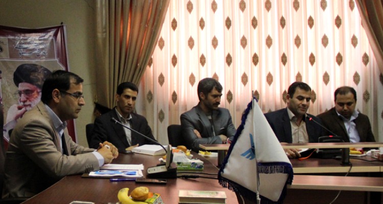 کار معلم ، تعلیم و تربیت  است