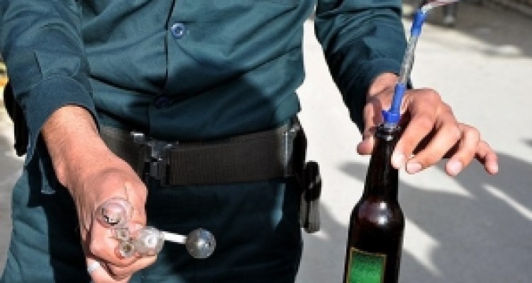 معتاد شیشه ای در صحنه سه مأمور نیروی انتظامی و پدرش را مجروح کرد