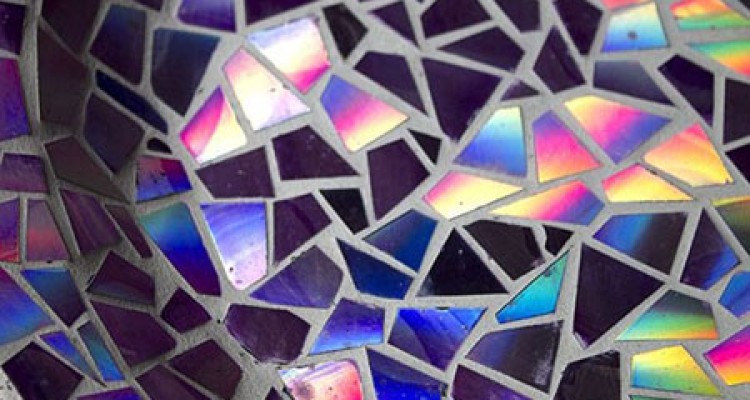  تزئین وسایل قدیمی با تکه های شکسته DVD 