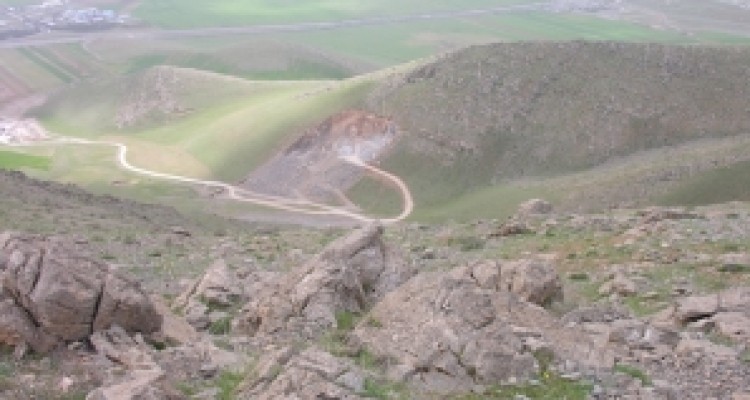 کوهی در کنگاور که هر روز کوتاه تر می شود/ داستان غم انگیز تخریب منابع طبیعی 