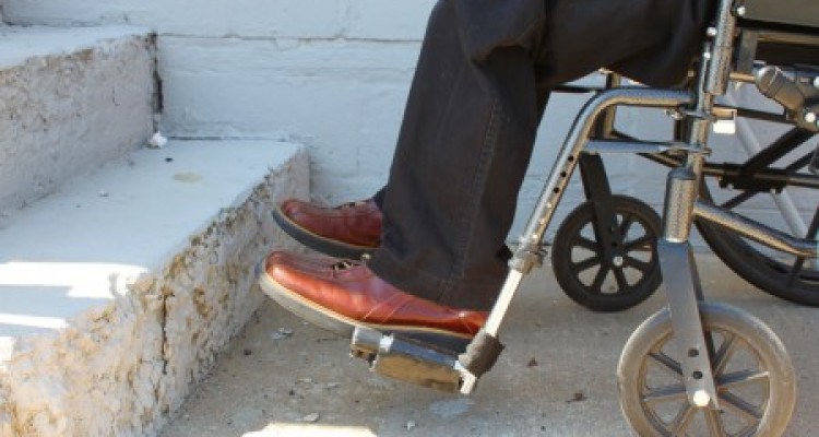 معابری که برای همه شهروندان ساخته نشده اند/ حکایت مشکلات معلولان با معلولیت ساخت و سازهای شهری 