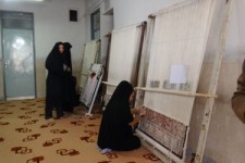 بافت 26 تخته فرش توسط مددجویان هنرمند تحت حمایت کمیته امداد شهرستان صحنه