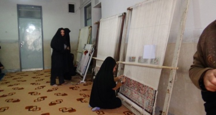 بافت 26 تخته فرش توسط مددجویان هنرمند تحت حمایت کمیته امداد شهرستان صحنه