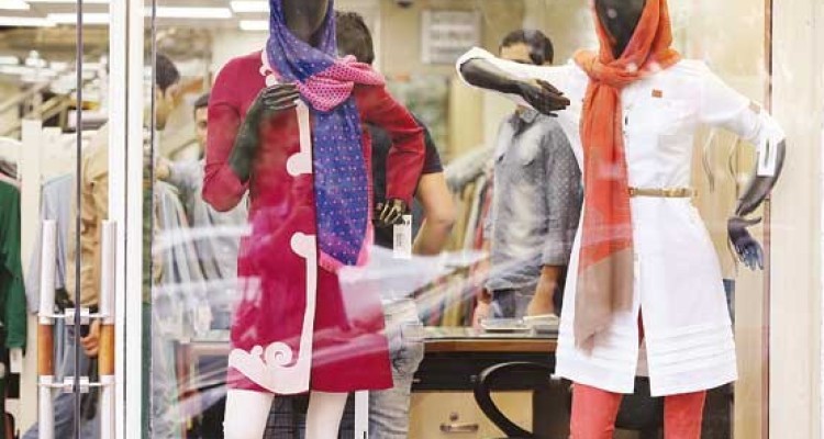 رخنه های فرهنگی عاملی برای بروز زخم چرکین بدحجابی/ از سودجویی تولیدی ها تا برنامه ریزی شبکه های ماهواره ای