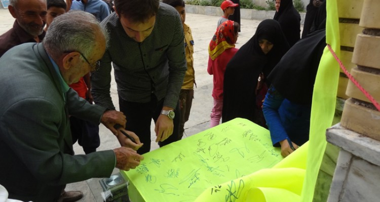 نماز گزاران صحنه ای پای گزاره برگ ملت ایران را امضاء کردند + تصویر