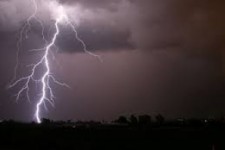 یک جوان کنگاوری بر اثر صاعقه جان باخت