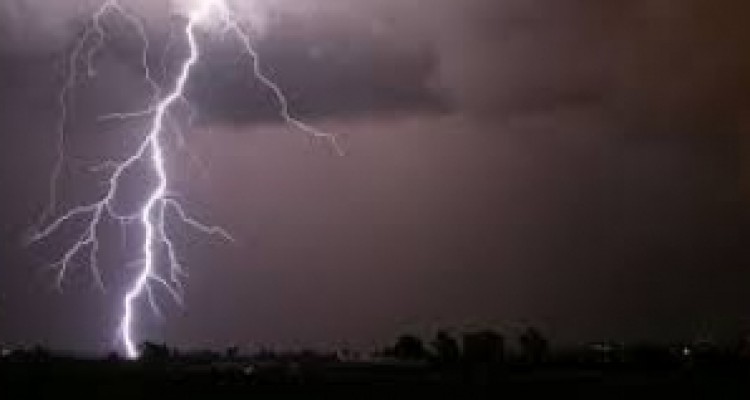 یک جوان کنگاوری بر اثر صاعقه جان باخت