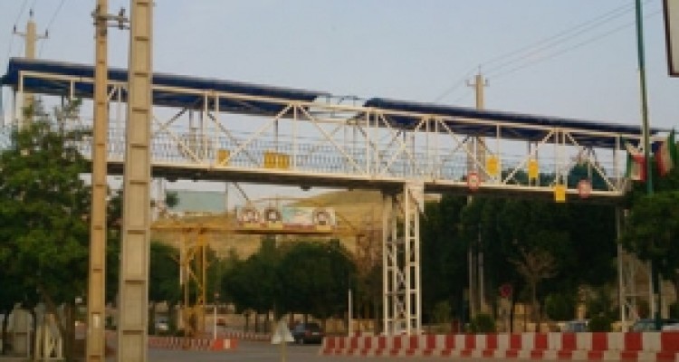 تنها پل عابر پیاده جوانرود "عابر" ندارد/ خیابان هایی که برای مردم خطرساز شده اند