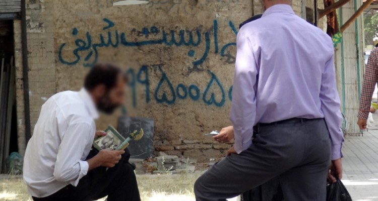 گفتگوی متفاوت امروله با دو فال گیر و کف بین صحنه ای / وقتی خرافه گری راهی برای فرار از واقعیت می شود 