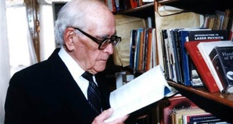  ماجرای پروفسور حسابی و پخش غذای رایگان در خانه ویگتور هوگو 