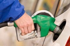 ساخت ۱۳ پالایشگاه نفت متوقف شد/ تاجر بزرگ بنزین به تهران آمد