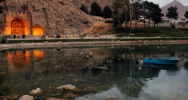 وضعیت چشمه‌های طاق بستان توسط یک تیم زمین شناسی بررسی می‌شود