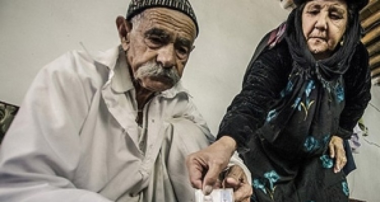 نفس سوخته یک روستا از بمب های آلمانی/ تکرار ترس کودکان زرده از پرواز لاشخورهای شیمیایی به ایران