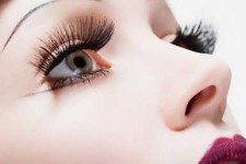  خطرات استفاده از مژه مصنوعی 