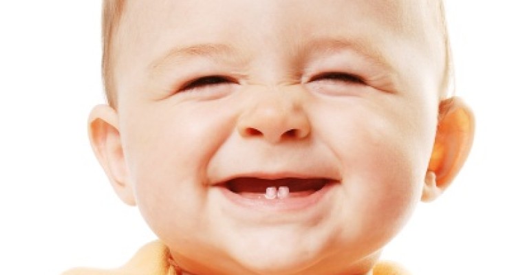  چگونه به کودکی که دندان در می آورد کمک کنیم؟ 