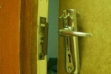 شکستن درب منزل مسئول تبلیغات اسلامی گیلان غرب توسط کارکنان فرمانداری/ فرمانداری گیلان غرب: بی اساس است