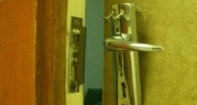 شکستن درب منزل مسئول تبلیغات اسلامی گیلان غرب توسط کارکنان فرمانداری/ فرمانداری گیلان غرب: بی اساس است