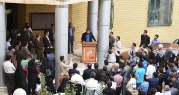 	از قطعی برق سالن همایش تا برگزاری مراسم سرپایی در حیاط دانشگاه 