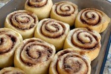  طرز تهیه شیرینی رول دارچینی 