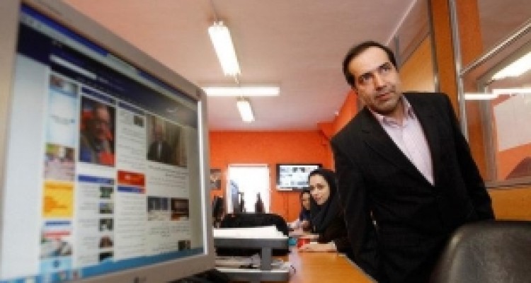 	نشستی متفاوت روی امواج تلفن همراه/ انتظامی: نماینده رسانه ها هستم 