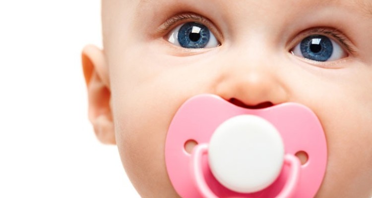  عوارض استفاده از پستانک در کودکان 