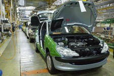 اصرار خودروسازان به تقابل با مردم جای تعجب دارد