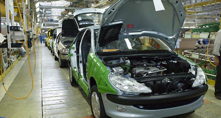 اصرار خودروسازان به تقابل با مردم جای تعجب دارد